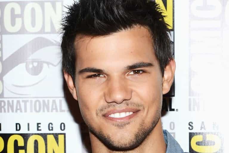 Back On The Market? Twilight Star Reportedly ‘Splits’ From Girlfriend