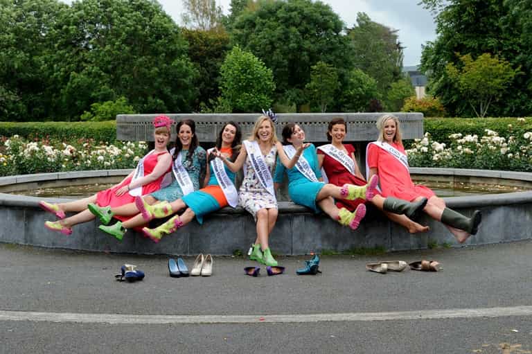 Punters Choose Favourites for Rose of Tralee Festival Punters Choose Favourites for Rose of Tralee Festival