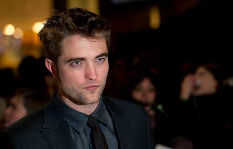Robert Pattinson’s Sisters Have Said They Will “Kill” Him if he Takes Kristen Stewart Back…