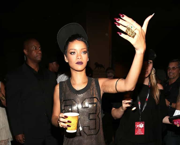 She Thinks Her Music Is Worth Diamonds: Rihanna’s Latest Album Will Hit Shelves For €190 She Thinks Her Music Is Worth Diamonds: Rihanna’s Latest Album Will Hit Shelves For €190