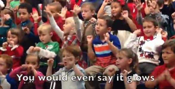 VIDEO – Five-Year-Old Girl Signs Christmas Songs For Deaf Parents At School Recital