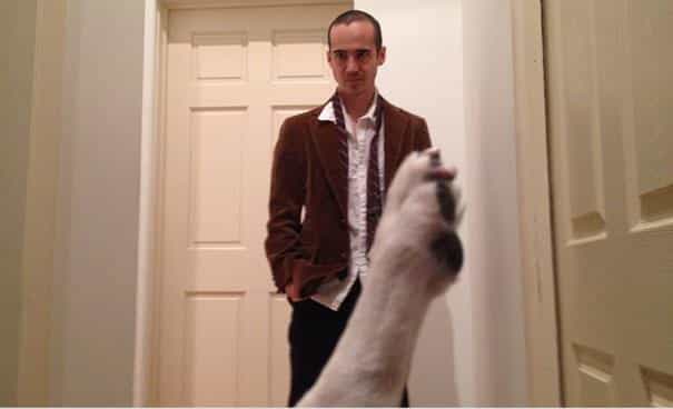 GALLERY – Guy Reenacts Iconic Movie Scenes With His Boss’s Dog