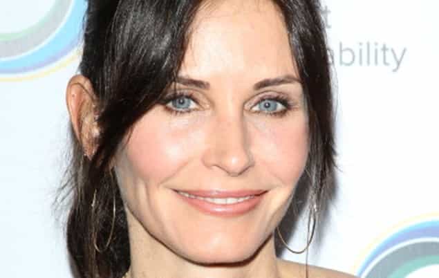 Courteney Cox Engaged? Friends Star Spotted Wearing Diamond Ring! Courteney Cox Engaged? Friends Star Spotted Wearing Diamond Ring!