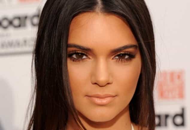 VIDEO: Kendall Jenner Fluffs Lines Onstage At Billboard Music Awards VIDEO: Kendall Jenner Fluffs Lines Onstage At Billboard Music Awards