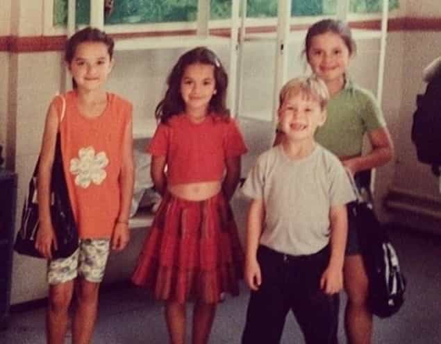 Guess Who: Singer Shares Childhood Snap (She’s The One In Red) Guess Who: Singer Shares Childhood Snap (She’s The One In Red)