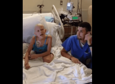 “Love Is An Open Door” Nurse Sings Song From Frozen With Young Cancer Patient “Love Is An Open Door” Nurse Sings Song From Frozen With Young Cancer Patient