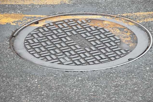 PICTURE – Manhole Explodes On Baggot Street, Fire Brigade Called To Scene