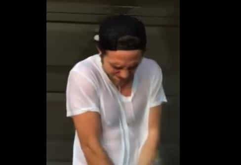 STOP EVERYTHING! Robert Pattinson Did The Ice Bucket Challenge… And He’s Perfect STOP EVERYTHING! Robert Pattinson Did The Ice Bucket Challenge… And He’s Perfect