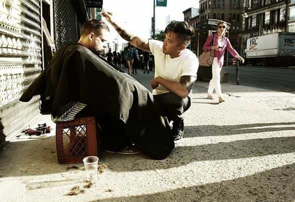 “Be Awesome To Somebody” NYC Stylist Spends Every Sunday Giving Free Haircuts To The Homeless “Be Awesome To Somebody” NYC Stylist Spends Every Sunday Giving Free Haircuts To The Homeless