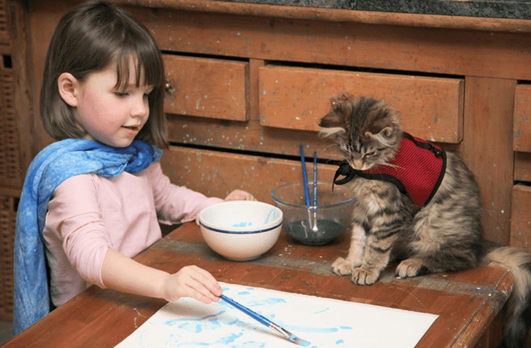Meet The ‘Five-Year-Old Monet’ Whose Family Cat Has Helped To Bring Her Out of Her Shell