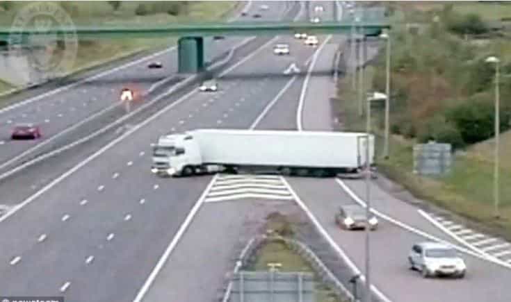 Watch: 54 Foot Lorry Makes A U-Turn on Busy Motorway Watch: 54 Foot Lorry Makes A U-Turn on Busy Motorway