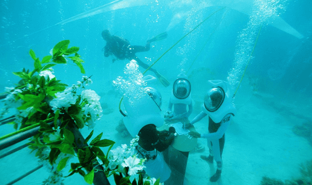 Couple Tie The Knot in First Bora Bora Underwater Ceremony Couple Tie The Knot in First Bora Bora Underwater Ceremony