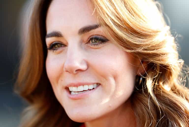 Kate Middleton is wearing an amazing red glittery gown tonight and she looks like a princess Kate Middleton is wearing an amazing red glittery gown tonight and she looks like a princess