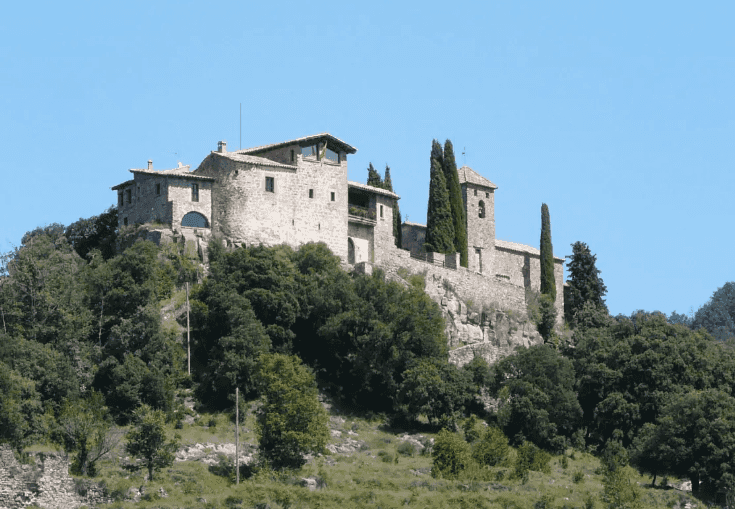 Ladies, you can actually rent an entire castle in Spain with your mates (for €30 a night) Ladies, you can actually rent an entire castle in Spain with your mates (for €30 a night)