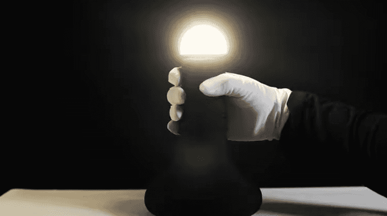 No one is able for this lamp