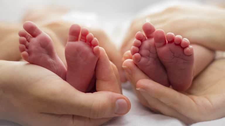 Best friends find out they’re pregnant on the same day and give birth an hour apart