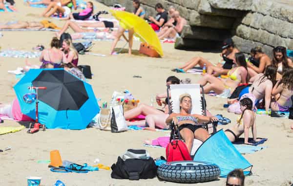 ‘Mini heatwave’ to continue into weekend with highs of 17 degrees
