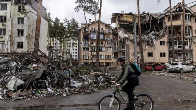 Pregnant woman and baby killed following bombing of maternity ward in Ukraine