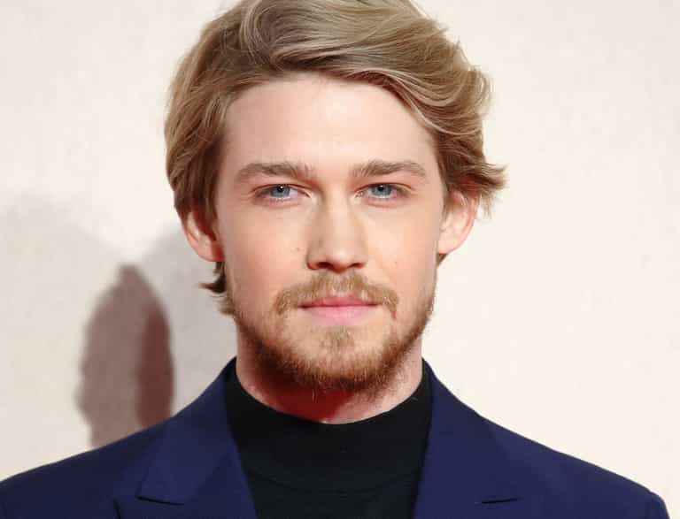 Joe Alwyn on the not-so-steamy sex scenes in Conversations With Friends Joe Alwyn on the not-so-steamy sex scenes in Conversations With Friends