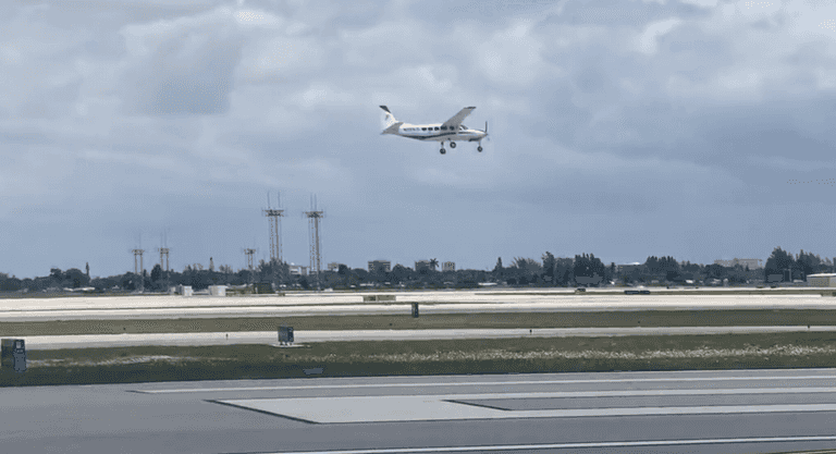 Passenger safely lands plane after pilot falls ill despite having “no idea” how Passenger safely lands plane after pilot falls ill despite having “no idea” how
