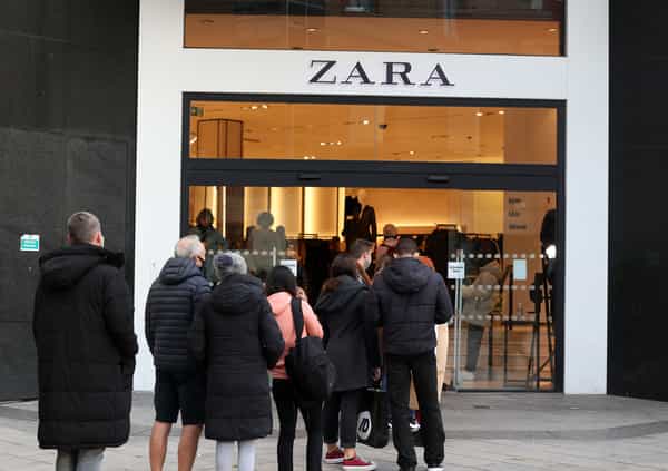 Zara customers will now have to pay to return clothes Zara customers will now have to pay to return clothes