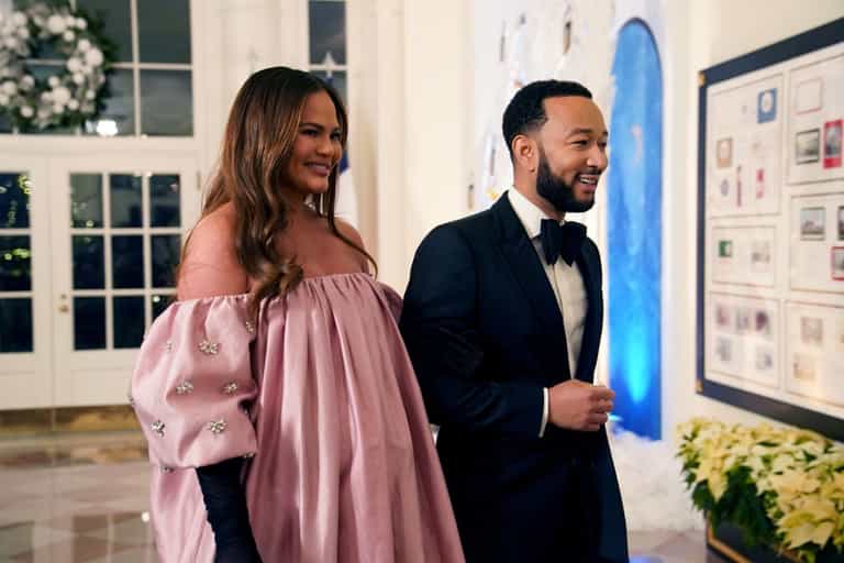 “She’s here”: Chrissy Teigen shares first photo of newborn daughter “She’s here”: Chrissy Teigen shares first photo of newborn daughter