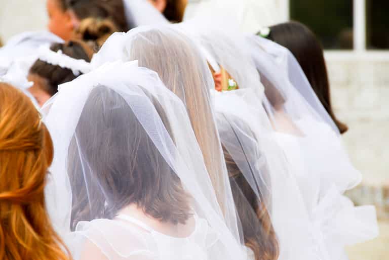 Irish school praised for giving away free Communion dresses and suits Irish school praised for giving away free Communion dresses and suits