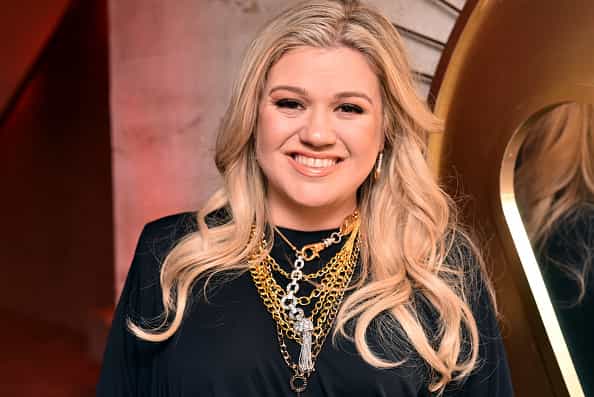 Kelly Clarkson says she slaps her kids if they misbehave Kelly Clarkson says she slaps her kids if they misbehave