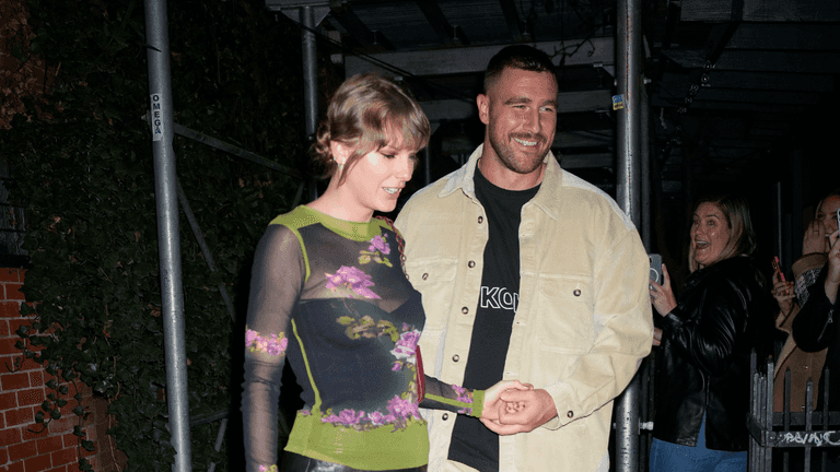 Taylor Swift looks cosy with Travis Kelce on date night Taylor Swift looks cosy with Travis Kelce on date night