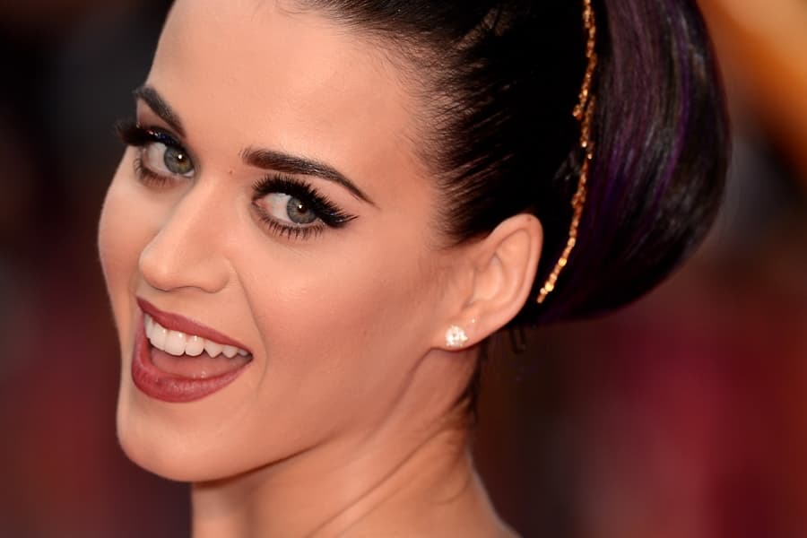 Katy Perry Gives Robert Pattinson a Shoulder to Cry on…