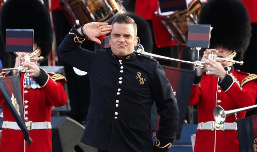 Robbie Williams Surfs onto Chat Roulette and Performs for a Random Fan