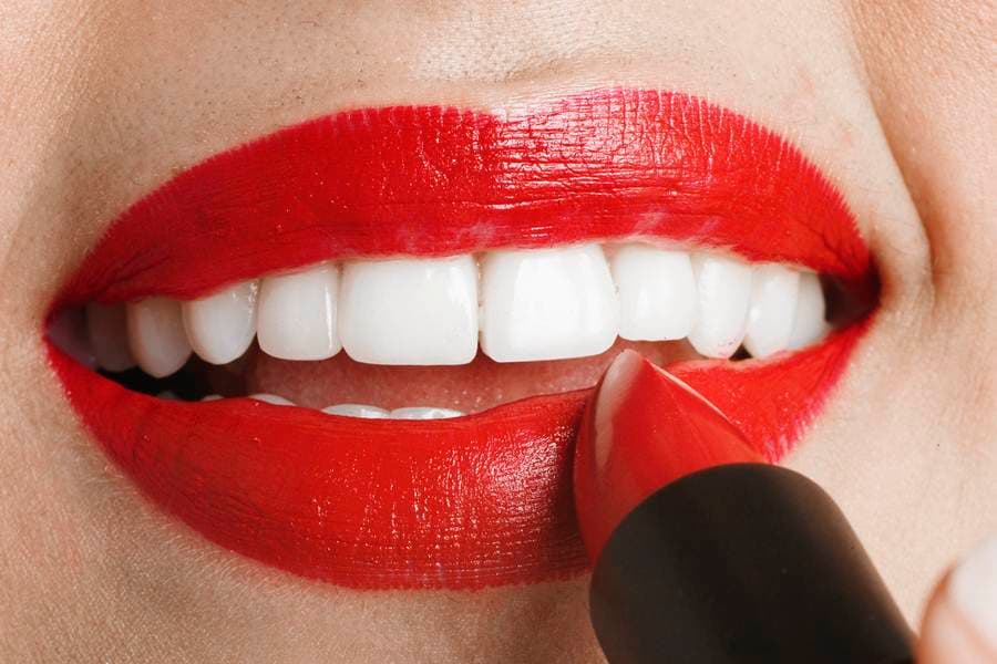 Step-By-Step Guide to Applying Lipstick