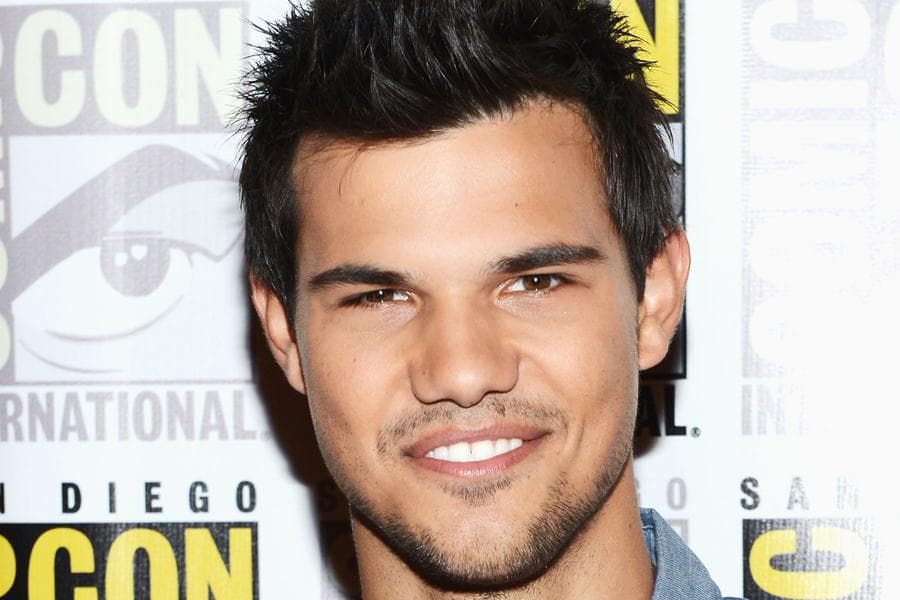 Back On The Market? Twilight Star Reportedly ‘Splits’ From Girlfriend