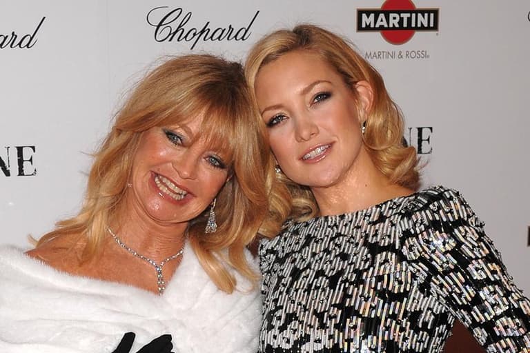 Kate Hudson and Goldie Hawn Dye Their Hair Pink for Breast Cancer Awareness Kate Hudson and Goldie Hawn Dye Their Hair Pink for Breast Cancer Awareness