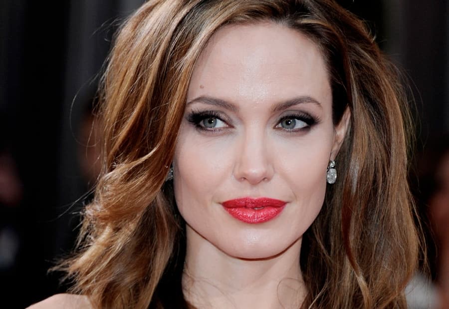 Angelina Jolie’s Friends Share Details of Her Wedding Dress