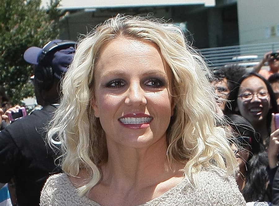 Britney Spears Shares a Holiday Photo With Her Twitter Followers and She is Looking Hot!