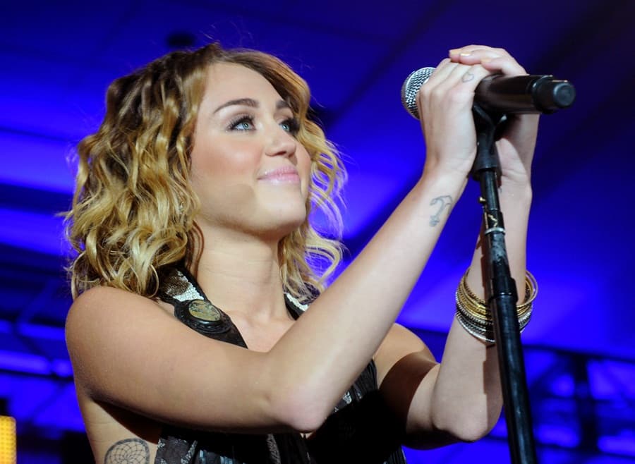 Put It Away! Miley Uploads More Body Pics on Twitter… Where’s Her Face Gone?!