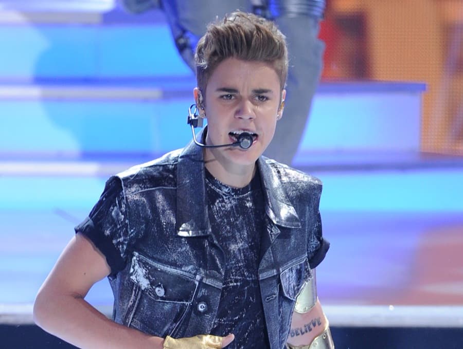 Justin Bieber In Trouble Again: Star Clashes With Paparazzi in Paris