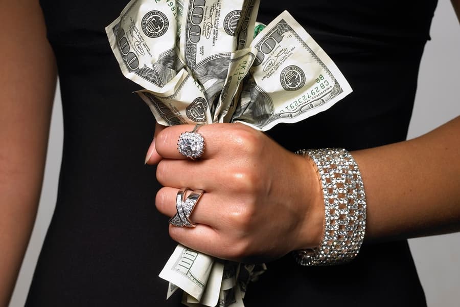 Hundreds of Irish Women are Turning to “Sugar Daddies” to Help Them pay Their Debts