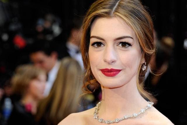Anne Hathaway Puts Off Her Wedding Until Her Hair Grows Back…