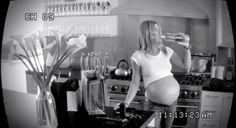Jennifer Aniston Shows Off Her Baby Bump… But It’s Not Real, It’s Just an Advertisement