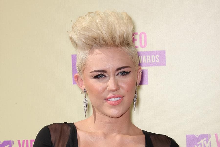 Scissor-Wielding Man Tries to Get Into Miley’s Home