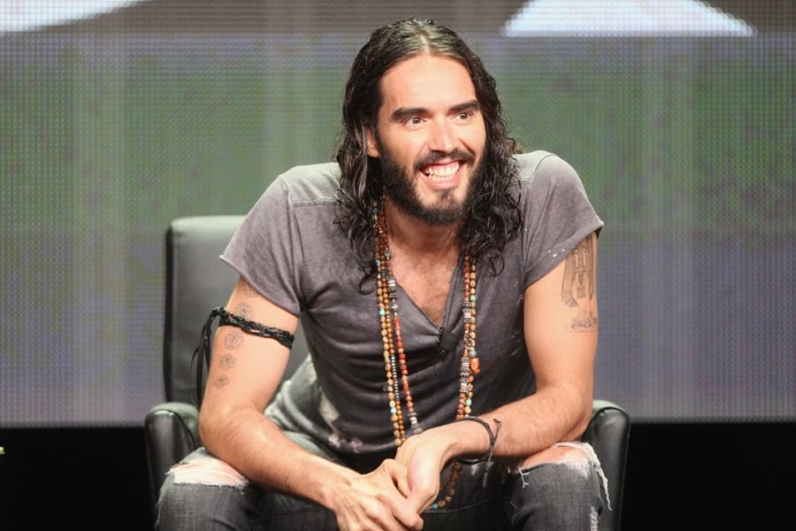 “Geri’s Not a Hairy Jaffa Cake Bear” Russell Brand Defends Geri Halliwell on Stage…