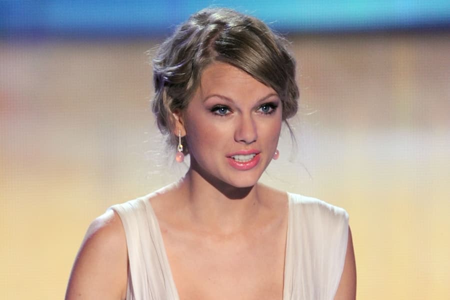 Taylor Swift Gets Labelled a “Kennedy Groupie” by her Boyfriend’s Cousin…
