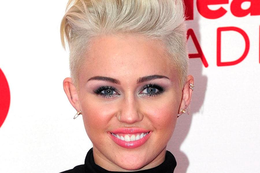 From Ashton Kutcher’s Bed to Faye Dunaway’s Shoes: Miley To Play Famous Robber Bonnie Parker?