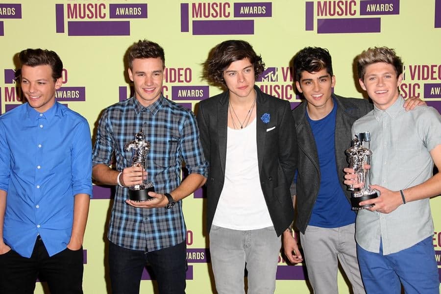 One Direction Versus Rihanna: Who Will Win?