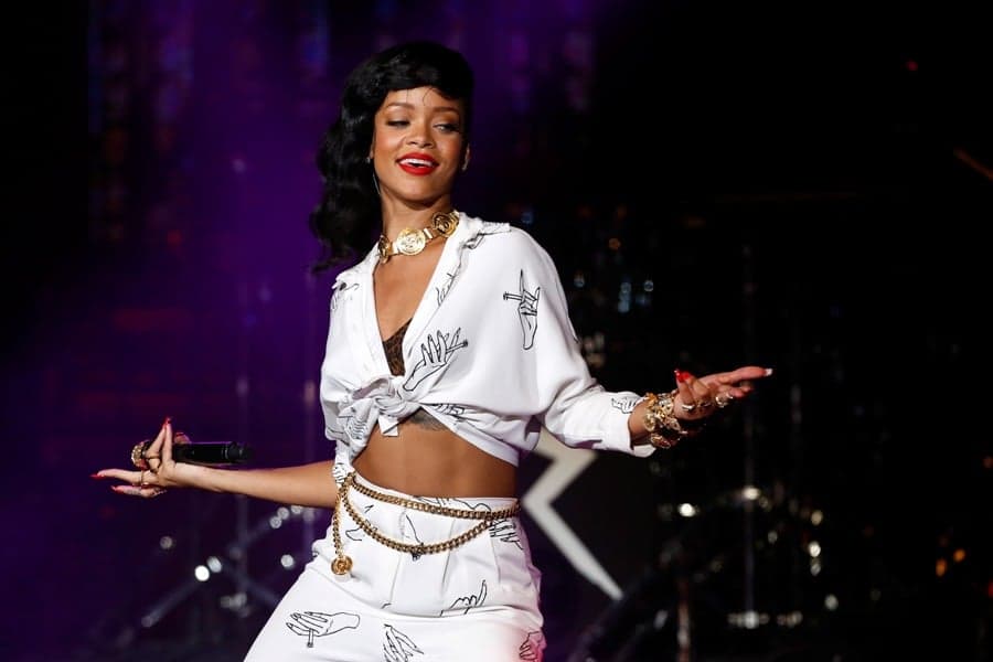 Rihanna Is Worried… About What Chris Thinks Of The Size Of Her Behind…