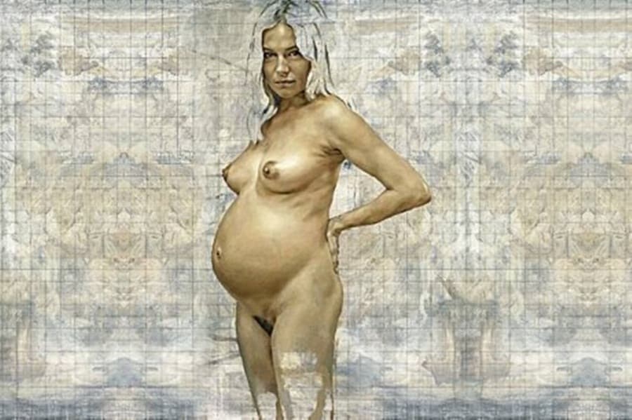 Sienna Strips For Art: The Photo That’s On All The Papers This Morning
