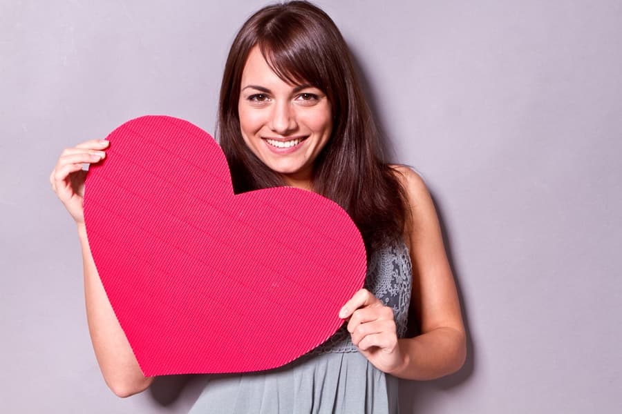 Major Love Buzz: 72% of Us Still Believe In Love At First Sight