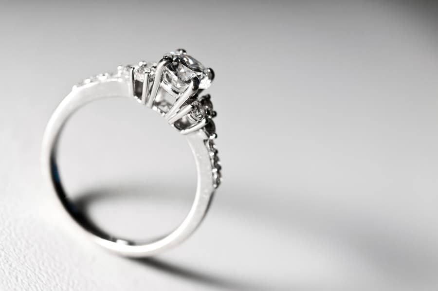 Now That’s A Bargain! Man Proposes To His Girlfriend Using a Cheap Deals Website